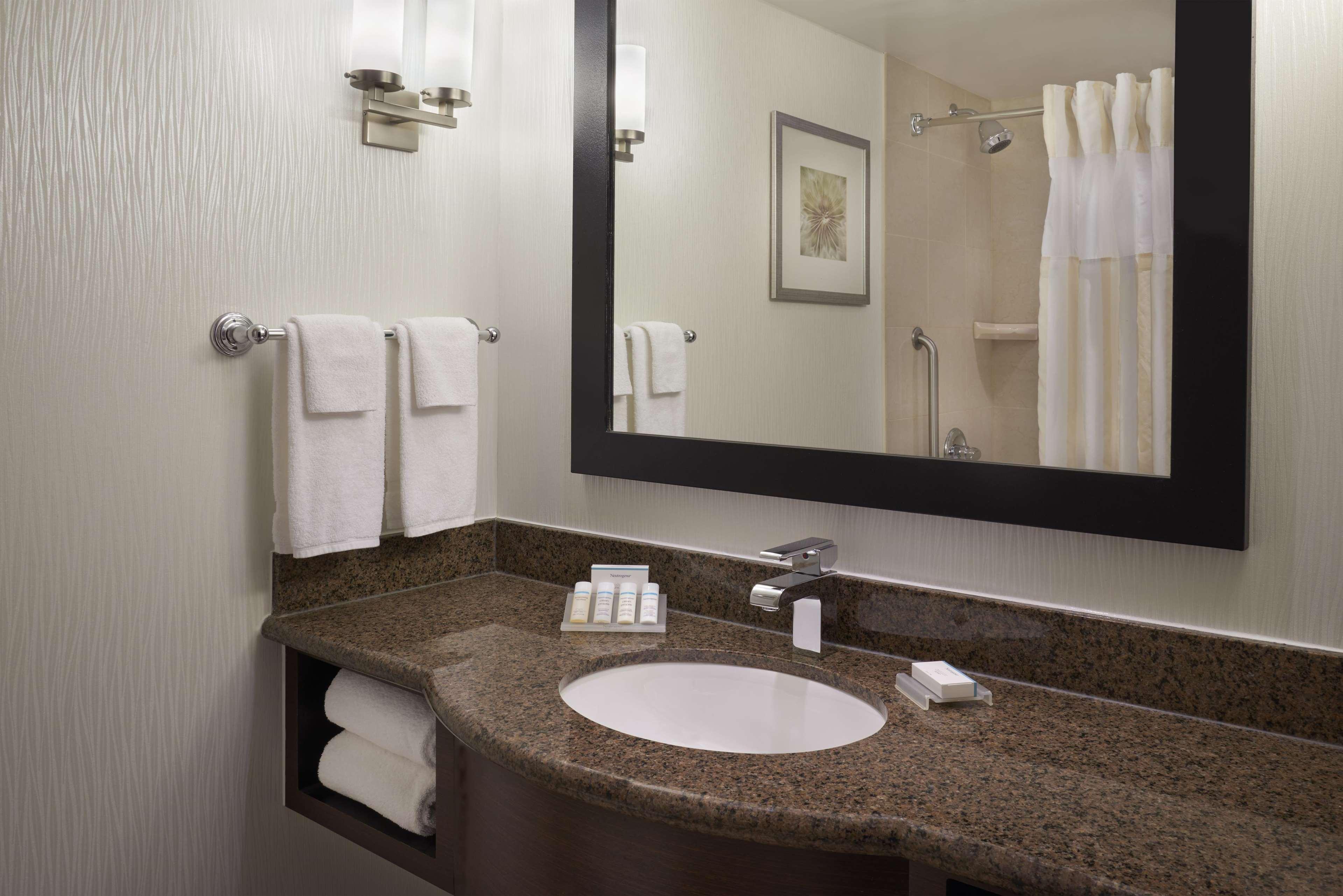 Hilton Garden Inn Toronto Airport West/Mississauga Exterior foto